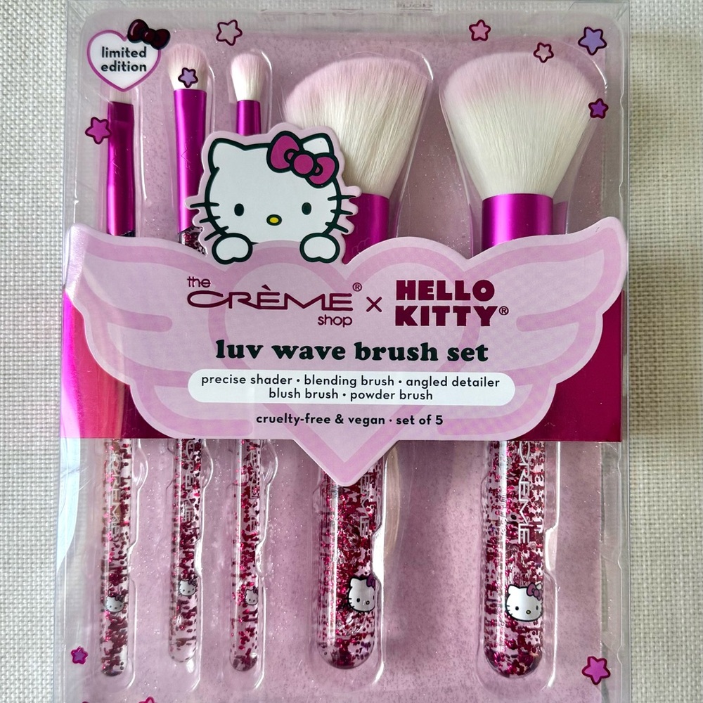 The Crème Shop x Hello Kitty Luv Wave Brush Set - Pink